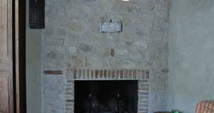 Rivestimento camino in legno albergo Robur Marsorum